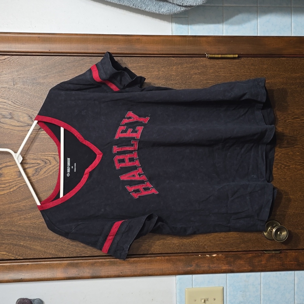 Women's Harley-Davidson short sleeve top. 2W. Black and red.
